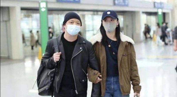 姚晨和老公走机场<strong></p> <p>姚晨</strong>，老公夹克配针织帽文艺感爆棚，姚晨气质变女人