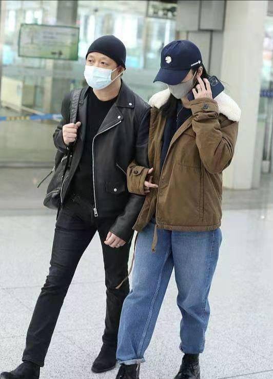 姚晨和老公走机场<strong></p> <p>姚晨</strong>，老公夹克配针织帽文艺感爆棚，姚晨气质变女人