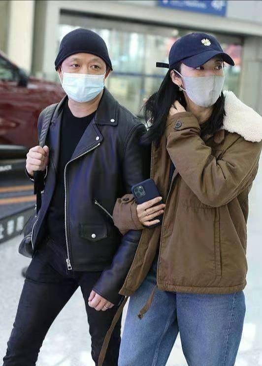 姚晨和老公走机场<strong></p> <p>姚晨</strong>，老公夹克配针织帽文艺感爆棚，姚晨气质变女人