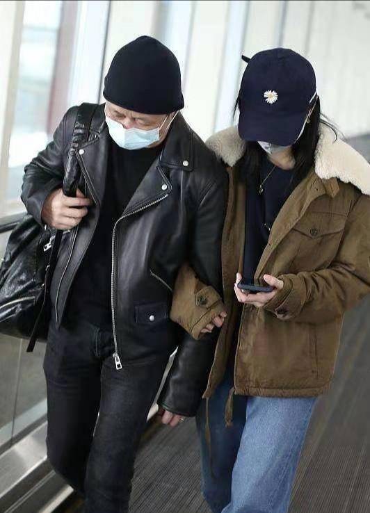 姚晨和老公走机场<strong></p> <p>姚晨</strong>，老公夹克配针织帽文艺感爆棚，姚晨气质变女人