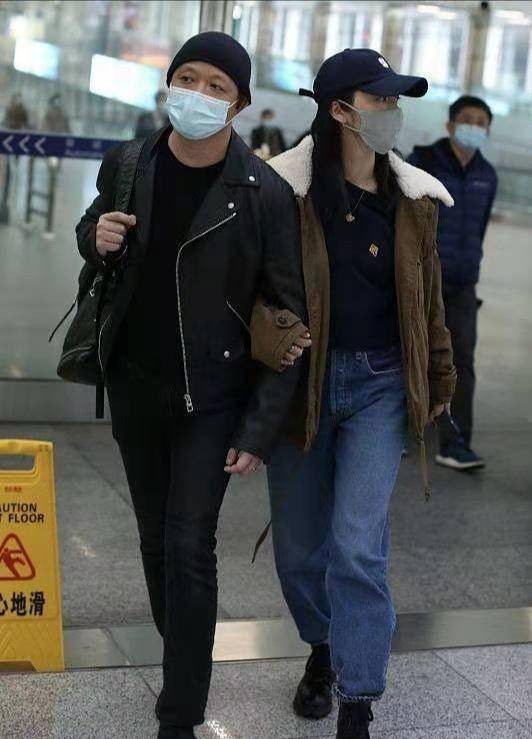 姚晨和老公走机场<strong></p> <p>姚晨</strong>，老公夹克配针织帽文艺感爆棚，姚晨气质变女人