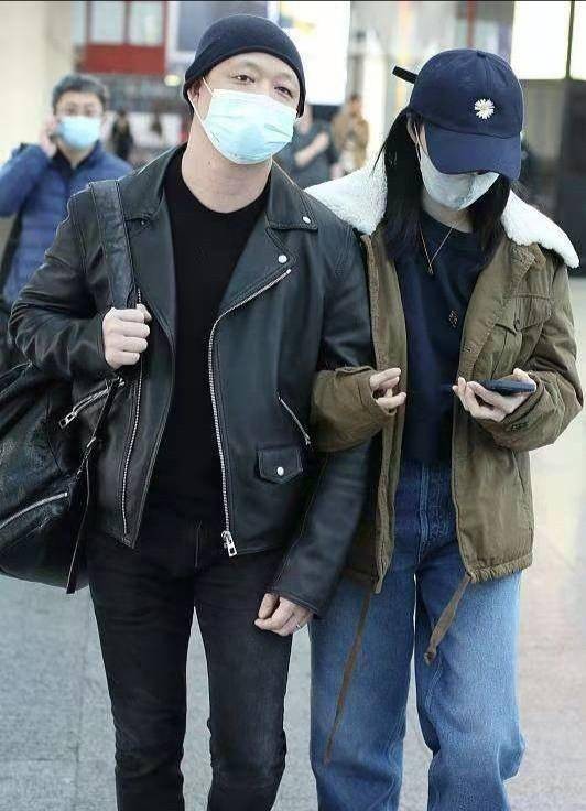 姚晨和老公走机场<strong></p> <p>姚晨</strong>，老公夹克配针织帽文艺感爆棚，姚晨气质变女人