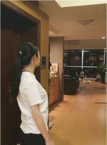 参观姚晨家里的装修，墙上挂着跟老公的合照，一看就很恩爱了