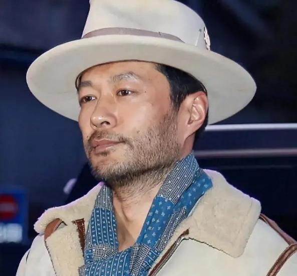 谭凯：长相帅气戏也好，52岁仍未婚，和母亲相依为命