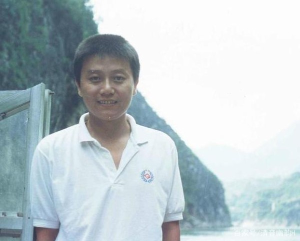 王朔感情经历复杂，把两任绯闻女友推荐给赵宝刚，今独自生活