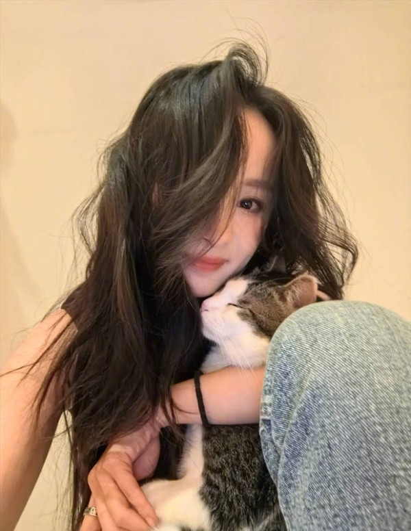 杨幂绽放迷人笑容，心情大好。