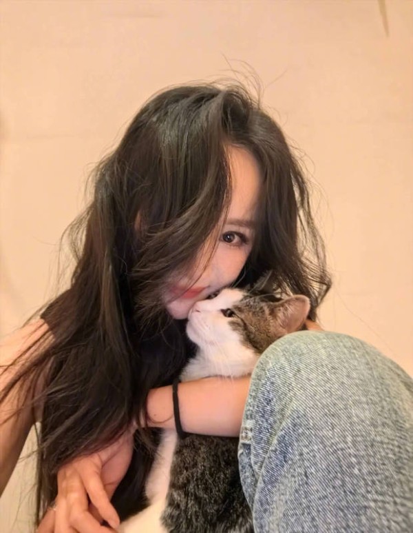 杨幂将小猫咪搂在怀里，爱意满满。
