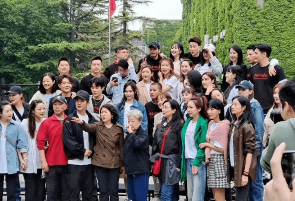 唐嫣中戏同学聚会 唐嫣文章状态差距太大了