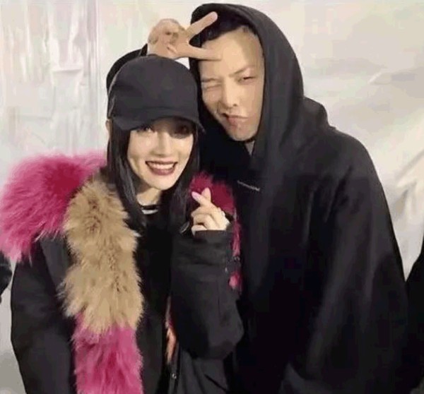 有种“变脸”叫权志龙，和别人合照表情酷炫，在她面前却成了迷弟