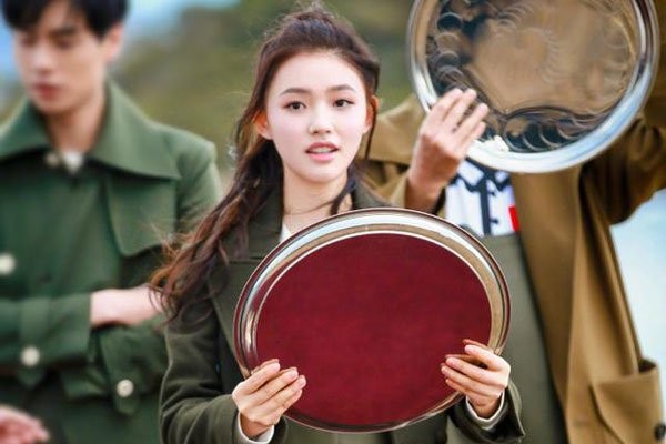 林允向胡一天道歉 周星驰可能是把她当成女儿了吧