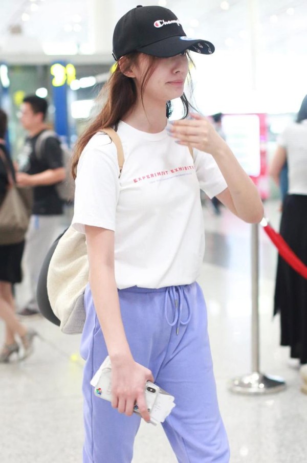 林允素颜现身，黑眼圈浓重，哈欠连天被怼没有明星相
