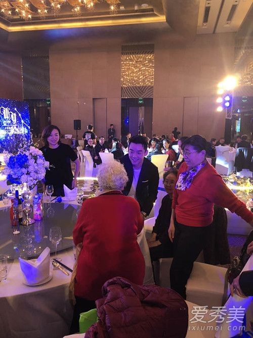 郑恺送助理豪车做结婚礼物是怎么回事？郑恺家里很有钱吗背景介绍