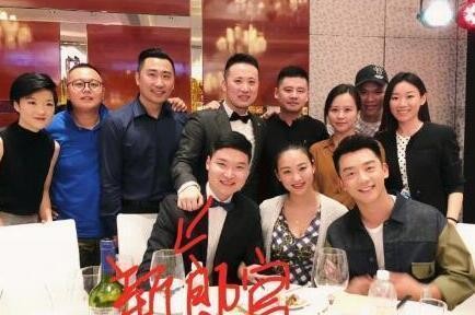 郑恺参加初中同学的婚礼，才知道明星和素人差别这么大！