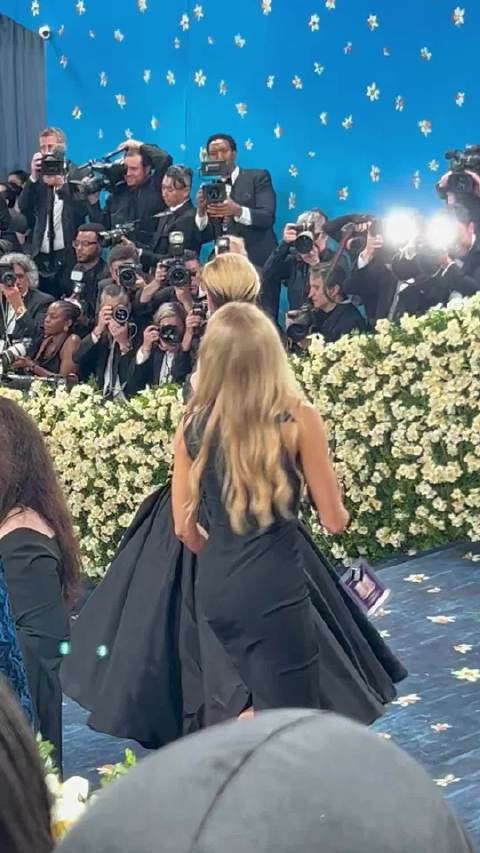 妮可·基德曼短发亮相2025 Met Gala