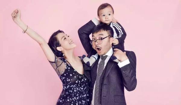 娱乐圈明星的宠妻之道，恩爱典范展现的甜蜜爱情
