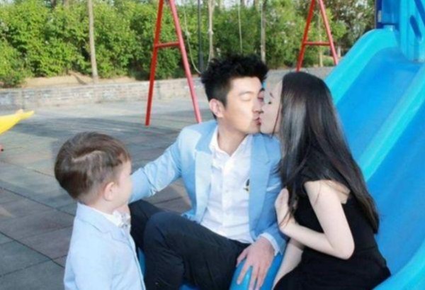 明星情侣秀恩爱瞬间，李晨范冰冰现场撒狗粮，霍思燕满满幸福！