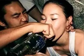 明星自爆娱乐圈内幕,陪玩陪睡很常见,戚薇和杨幂都难逃此劫!图片