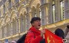 小伙在莫斯科红场高举国旗唱国歌