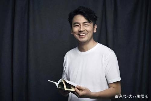 明星是怎么被星探发掘的？雷佳音在上厕所，而他在开挖掘机