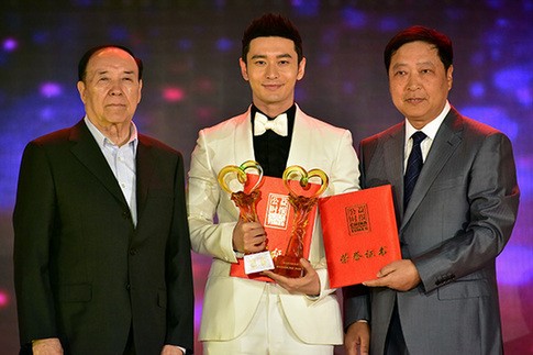 公益路上不忘初心：黄晓明夫妇获“最具慈善影响力明星”称号