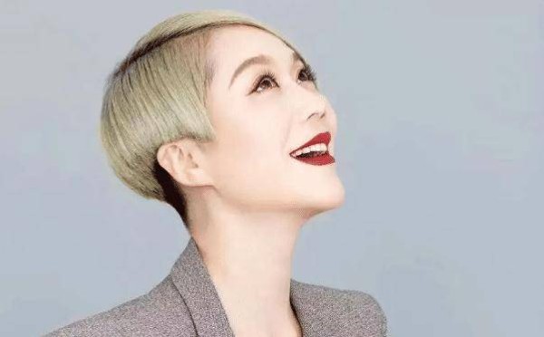 曾经到国外留学半年的王菲菲，在回国以后，开始了从艺之路