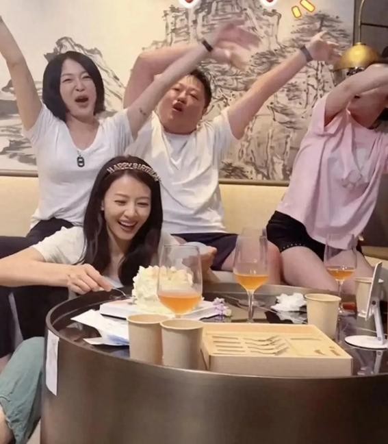高圆圆晒生日照，与好友共庆欢乐时光，素颜依旧少女感十足