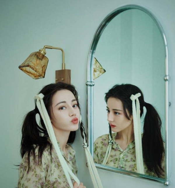 迪丽热巴碎花套装拍生日写真，引起网友热议