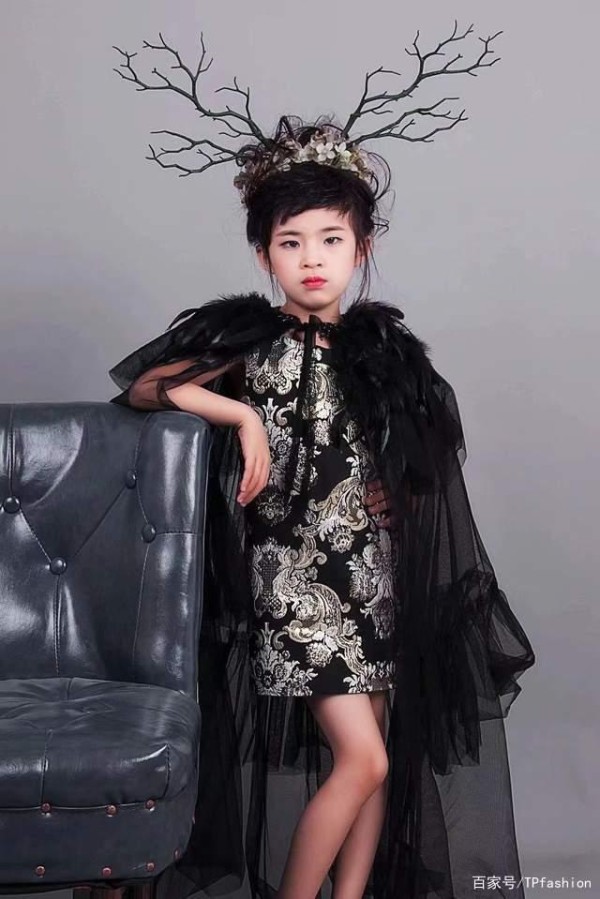 “完美偶像春夏概念秀场”蝉联夺得四次封面明星—华艺茜