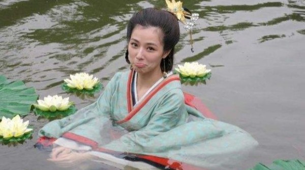 40岁陈怡蓉现状惹人疼，身材发福无人识，仍旧不舍娱乐圈