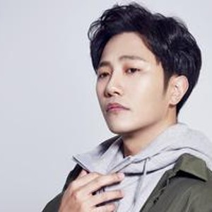韩星晋久出道14年终爆红：像成为了明星