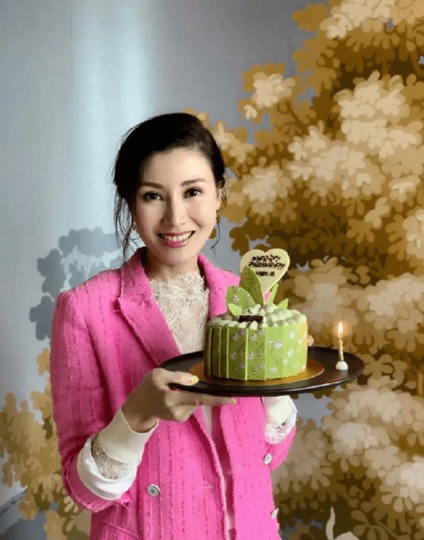 豪门媳妇李嘉欣挺懂得保养的，看着比同龄人年轻，脸蛋紧致没下垂