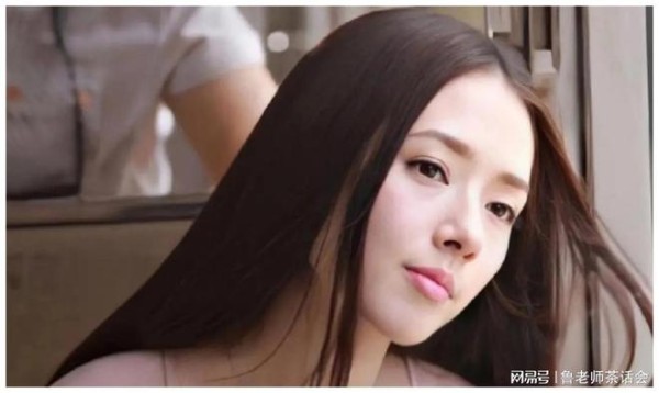 40岁郭碧婷被偶遇，穿吊带裙勒出赘肉，豪门媳妇气质很抢眼