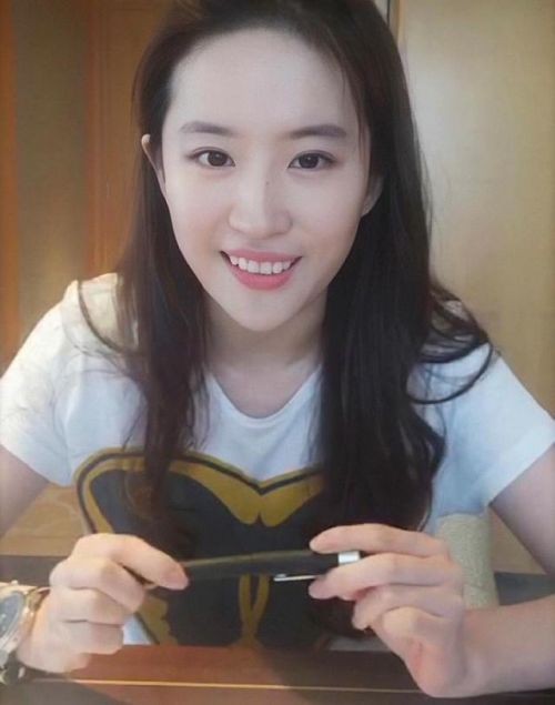 刘亦菲直播视频截图曝光美到爆炸 网友直呼这是什么神仙颜值！