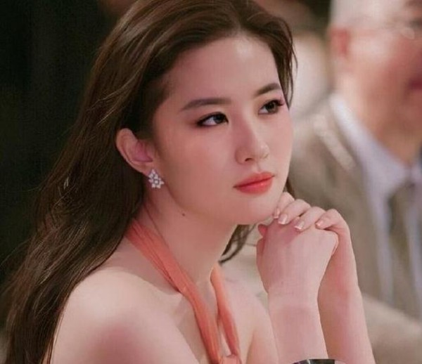 如何客观评价刘亦菲的长相？