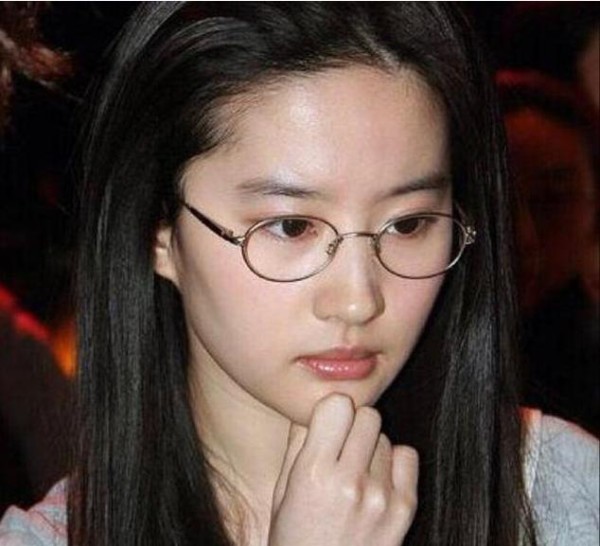 如何客观评价刘亦菲的长相？