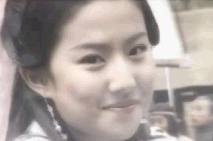放大的五官才是刘亦菲的真实颜值，看到鼻子，橡皮泥都捏不出来