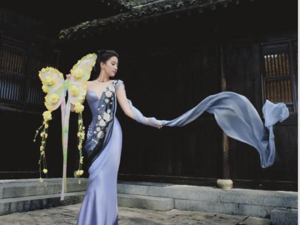 37岁刘亦菲西湖露面：穿紫色晚礼服很飘逸！生图暴露了真实颜值