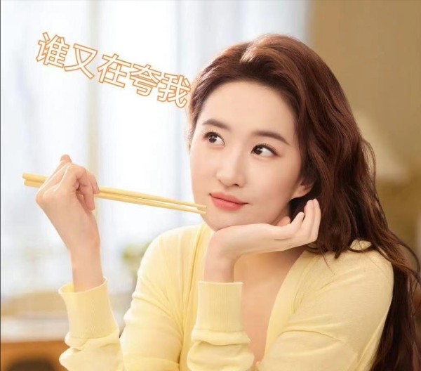 肤白貌美大长腿，《玫瑰的故事》刘亦菲用怼脸拍诠释什么叫万人迷