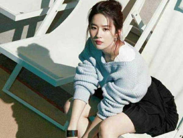 刘亦菲机场穿搭很惹眼，风衣搭配皮裤，网友：仙女姐姐好帅气!