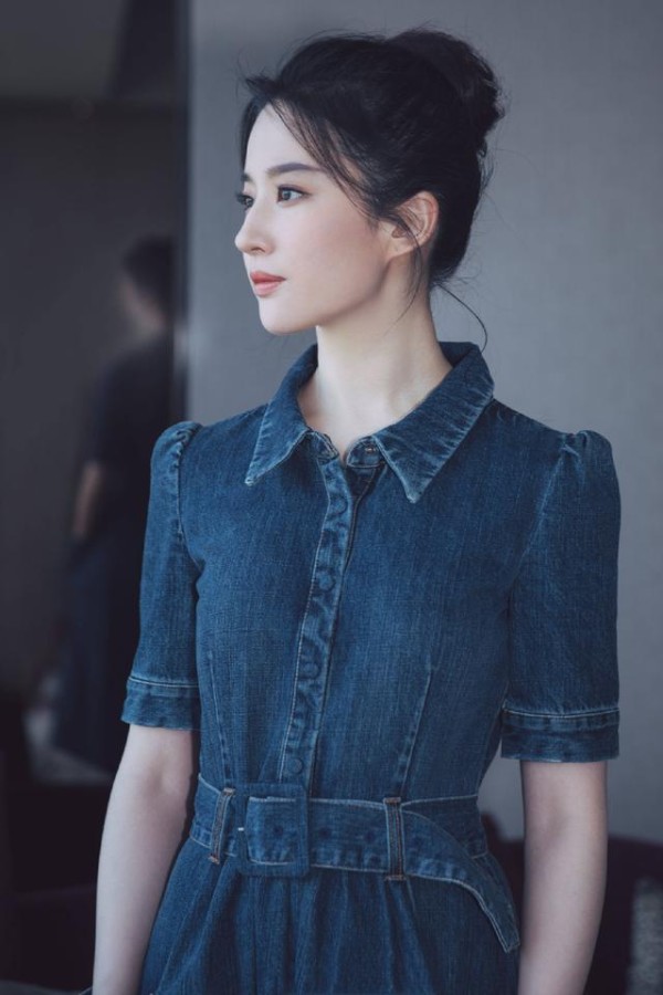 ​ 神仙姐姐刘亦菲，时尚穿搭“可仙又可撩”，尽显女神范！