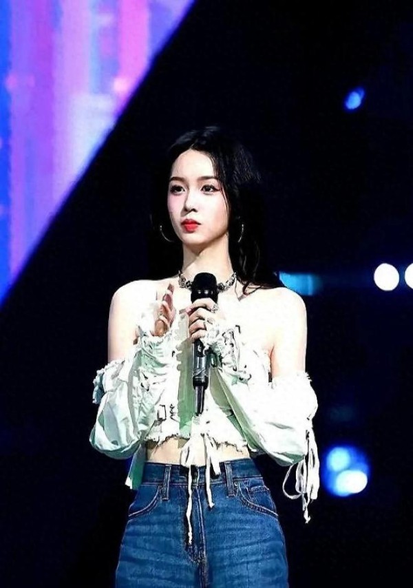 这位美女竟比刘亦菲更胜一筹，身材和青春双丰收！