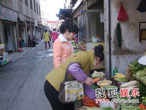 香香在菜市场买菜被拍