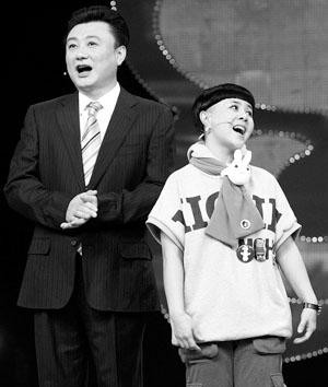 “金龟子”刘纯燕与丈夫王宁卖力表演筹善款。 林晖摄