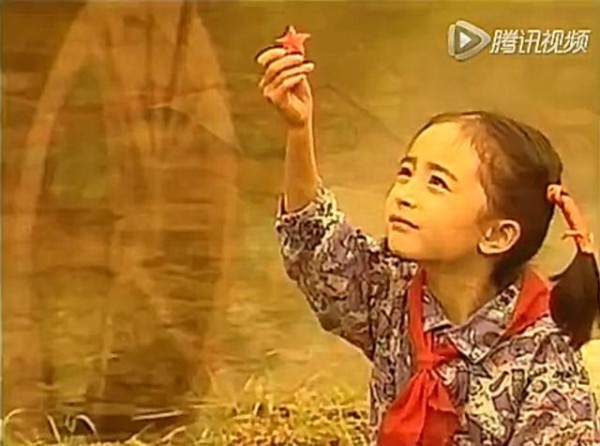 杨幂罕见童年照曝光,娇羞可爱能萌化你的心