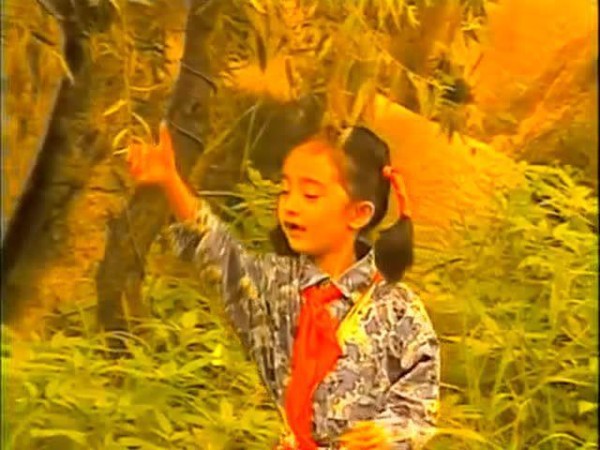 杨幂罕见童年照曝光,娇羞可爱能萌化你的心