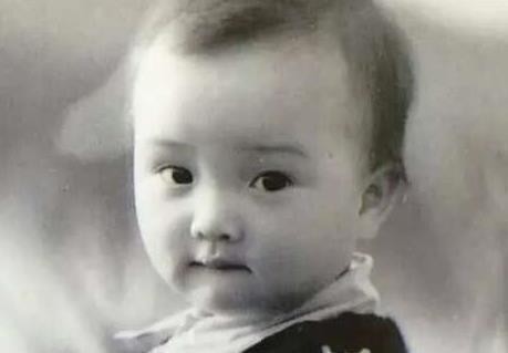 这些明星小时候的照片，杨幂和杨紫的一眼就认出来，她的要看气质