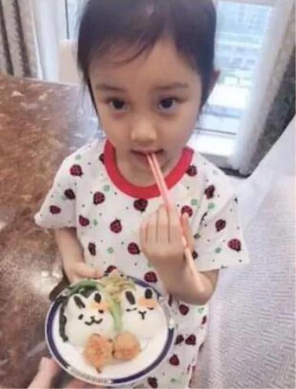 贾乃亮12月首次亮相活动面带微笑，手机壳上4个字表露现在状态