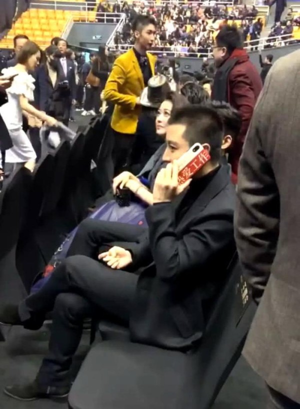 贾乃亮12月首次亮相活动面带微笑，手机壳上4个字表露现在状态