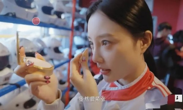 李小璐自诩正能量满满，忘掉过去？网友热议：做自己就好！