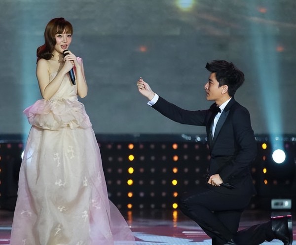 李小璐和贾乃亮为什么离的婚 李小璐和贾乃亮离婚婚变分手的原因是什么